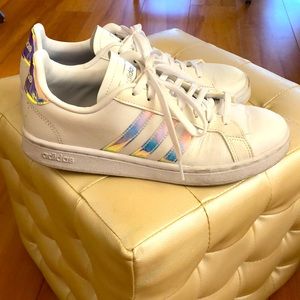 Adidas Women’s iridescent sneaker 7.5